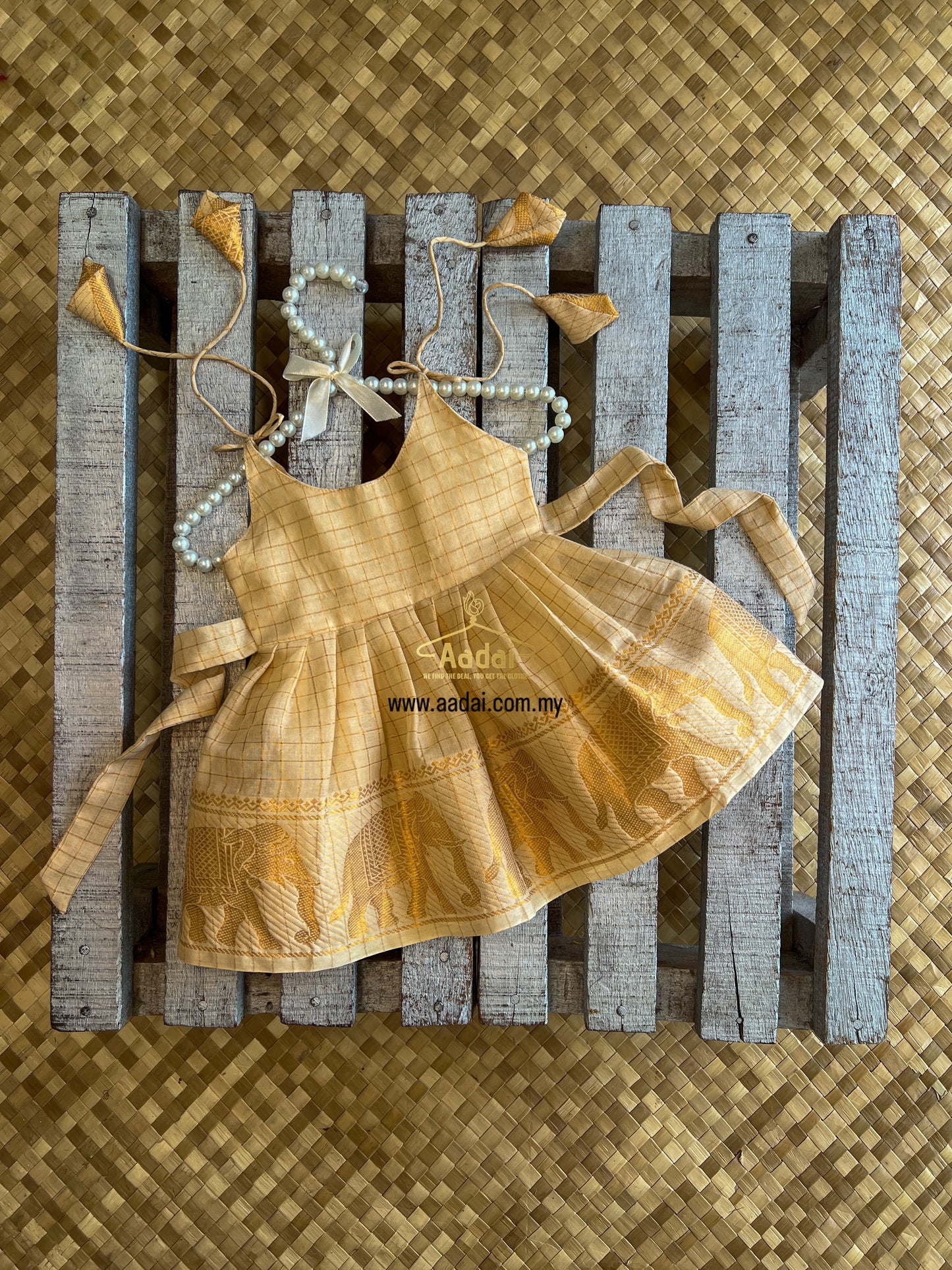 𝐕𝐢𝐬𝐡𝐯𝐚 𝐉𝐚𝐧𝐚𝐧𝐢 - String Dress