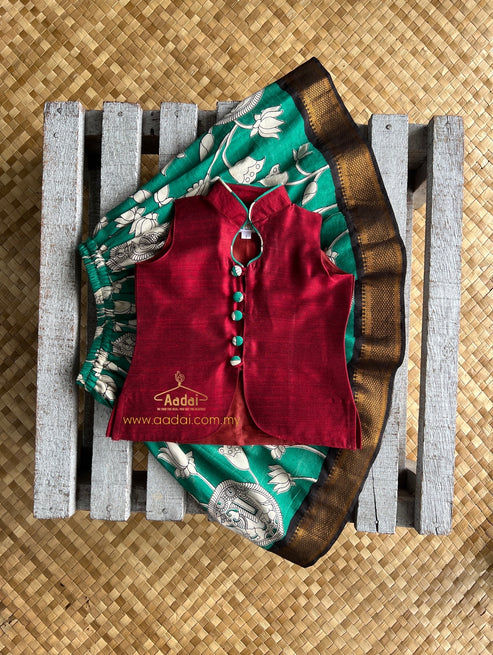 Trilochana - in dark red & green